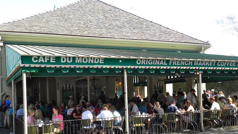 Cafe du Monde - Beignets by the Square