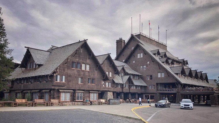 Old Faithful Inn - A Log Lodge Built in One Winter