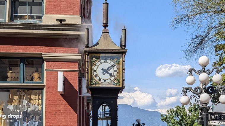 Gastown Steam Clock - Whistles on the Hour