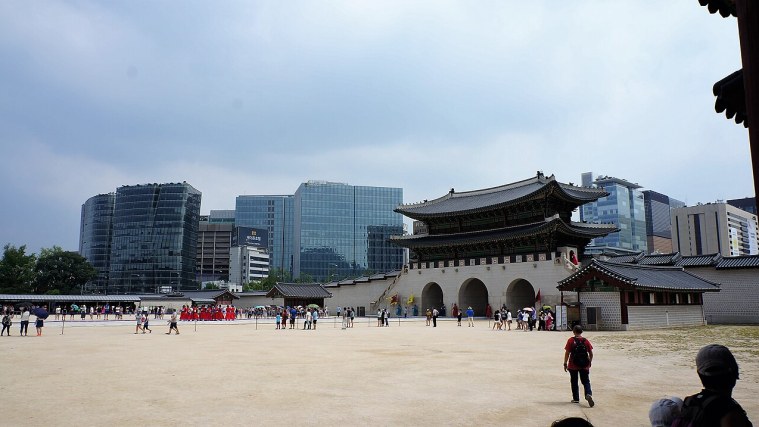 Gwanghwamun Gate - Guards in Joseon Colors